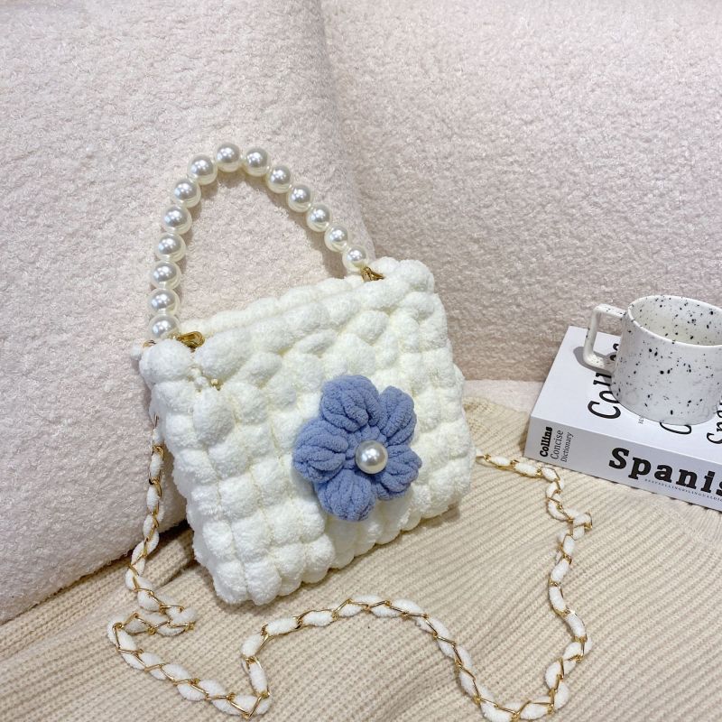 Charming hand-woven DIY bag: perfect gift for her.