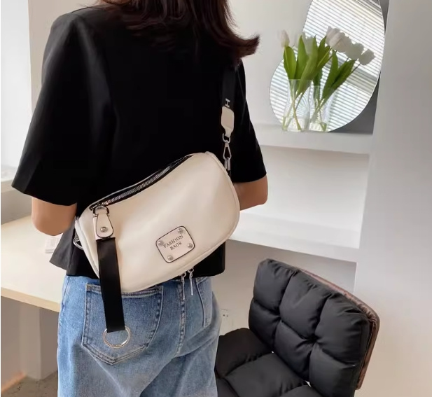 Chic and fashionable women's saddle bag